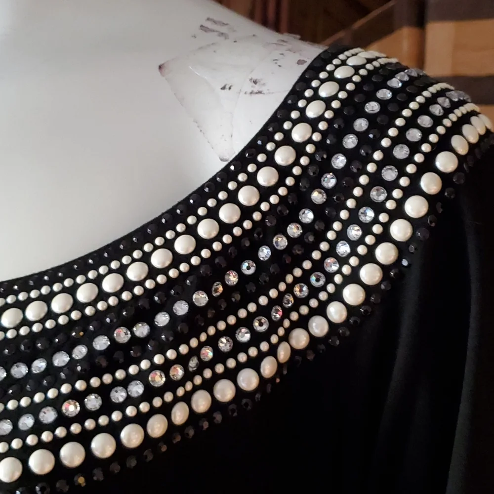 EUC!! St John Diamonds & Pearls SOFT top